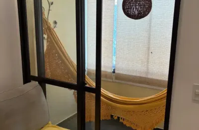 Apartamento mobiliado com varanda, lazer completo e vaga de garagem