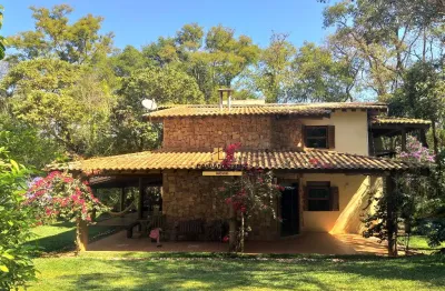 Chácara com espaço gourmet, piscina e extensa área de mata.