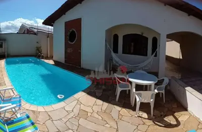 Casa com piscina por r$580 mil em peruíbe – 3 dorms e 5 vagas!