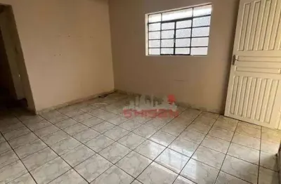 Casa térrea com mais 2 edículas para vender, rua tranquila