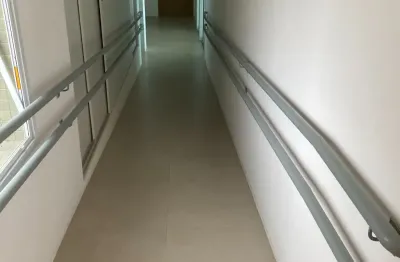 Lindo quarto e sala com uma vista deslumbrante para o mar de praia do flamengo.