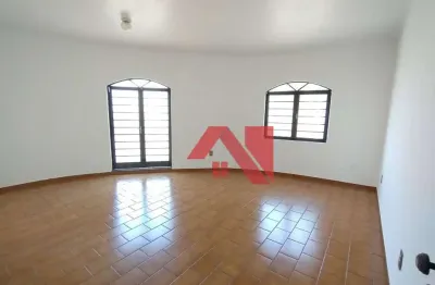 Sobreloja 6 Salas Comerciais para alugar   por R$ 2.300/mês - Av. Suécia - Mogi Guaçu/SP