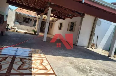 Casa com 3 dormitorios  um banheiro vaga para 6 carros cobertos