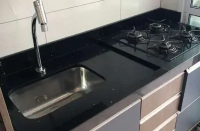 Apartamento pronto para morar todo mobiliado com fino acabamento, possui 02 dormitórios com porcelanato.
