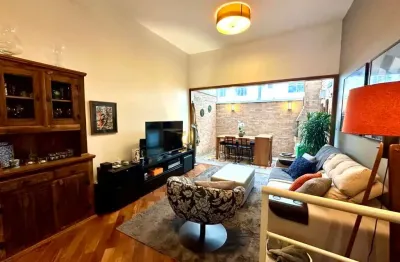 Las casas, casa de 110 m2 com 2 suítes e 2 vagas em condomínio. 2 salas, lavabo e cozinha americana.