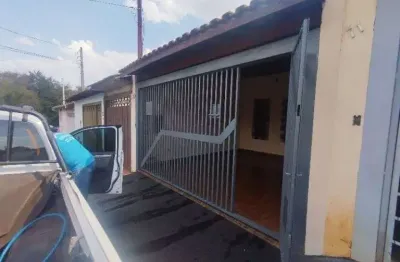 Aluga casa  de dois quartos, sendo uma suite - bairro planalto verde.