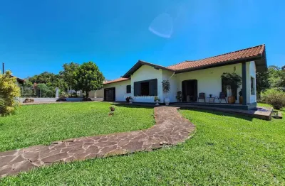 Casa espaçosa no centro de pareci novo com 220m² e amplo terreno de 1.200m²