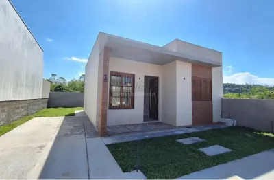 Casa nova, com pátio e ótimo padrão de acabamento no loteamento san vicente.