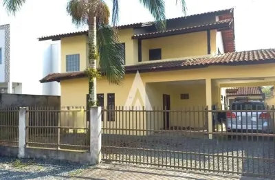 Casa com 1 suíte(s) mais 3 quarto(s) à venda no bairro Vila Nova em Joinville, por R$ 780.000.00.