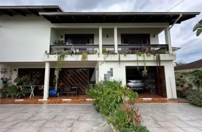 Casa com 1 suíte e 3 quartos à venda no bairro Costa e Silva em Joinville-SC por R$990.000,00.