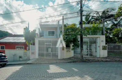 Casa com 1 suíte e 2 quartos à venda no bairro Glória em Joinville-SC por R$598.000,00.