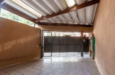 Casa à venda em São Paulo-SP, Vila Morse: 3 quartos, 1 suíte, 3 banheiros, 2 vagas de garagem, 120m² de área.