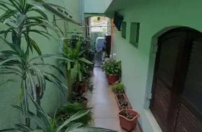 Casa Assobradada no Parque das Nações em Santo André com 4 dormitórios e 2 vagas de garagem