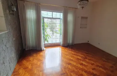 Sobrado em pinheiros de frente à escadaria da vila madalena