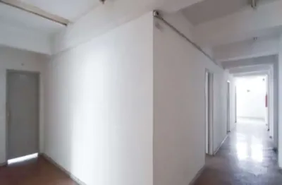 Prédio comércial com  800m² distribuídos em 3 andares com 3 banheiros, 16 salas, terraço, copa e recepção no térreo