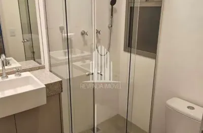 Apartamento mobiliado com 1 quarto e varanda disponível para alugar.