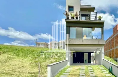 Casa em condomínio de luxo em cotia-sp: 3 quartos, 1 suíte, 2 banheiros, 4 vagas de garagem, 137m² de área!