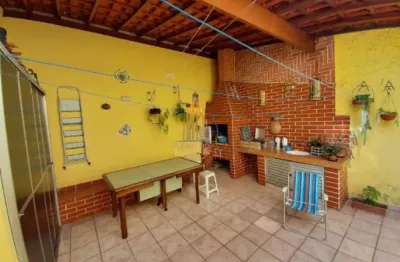 Sobrado residencial de 125m² possuindo 3 dormitórios, 3 banheiros e duas vagas á venda em interlagos