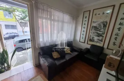 Casa à venda em São Paulo-SP, bairro Aclimação: 3 quartos, 2 banheiros, 2 vagas, 120m²!
