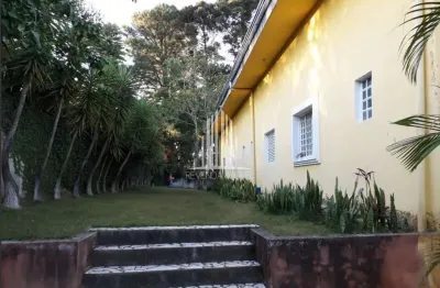 Chácara de luxo à venda em Cotia-SP, bairro Chácara Remanso. 4 quartos, 2 suítes, 3 banheiros, 4 vagas, 437m².