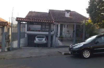 Excelente casa com 2 pavimentos, 04 dormitórios sendo 01 suite com sacada, amplo living com 02 ambientes, 03 banheiros , garagem para 03 carros, piscina , terreno murado medindo 10 x 33