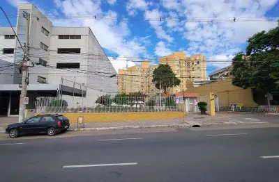 Bairro CRISTAL com 49, 48 m2 de área total e 42 m2 de área privativa, Com1 dormitório, sala de estar, banheiro social, Área de serviço com tanque, Cozinha com armarios, Ótimo estado de conservação.