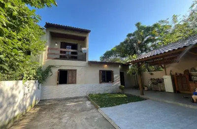 Casa com 110m², 03 dormitórios , sendo 01 suite com sacada, ampla sala, sala se jantar , banheiro social , banheiro auxiliar, ampla cozinha , área deserviços, queosque com churrasqueira e fogão a lenh