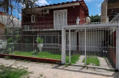 Casa sobrado com ampla sala, sala de jantar , sala de tv, lavabo , banheiro social ,cozinha, 3 dormitórios  sendo uma suite, terraço , sacada, garagem fechada para 3 carros, edicula nos fundos  com 2 