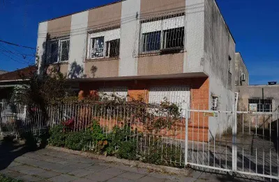 Apto térreo com 02 dormitórios, ampla sala, , cozinha com móveis, amplo banheiro, depósito, ampla área de serviços, espaço condominial de estacionamento, piso frio,
