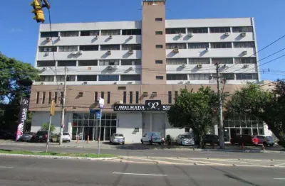 Ótima sala comercial com 21,70m² de área privativa, totalmente reformada,hidráulica e elétrica novas,  piso em porcelanato, ar split novo, prédio com elevador e portaria 24hs.