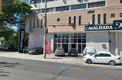 Sala comercial no shoping cavalhada,  reformada , desocupada , com 21m² de área privativa com banheiro, de fundos , sol da manhã, piso laminado, ar condicionado.