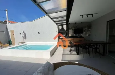 Casa finamente decorada,estilo contemporaneo localizada no inicio da praia de piratininga, poucos metros do mar.  decoração impecavel.