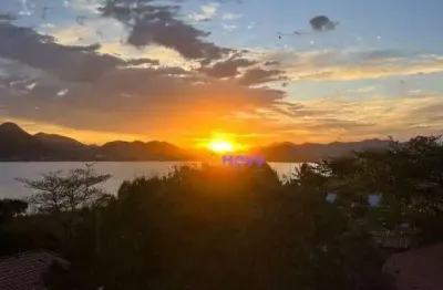 Casa de 4 quartos, sendo 2 suítes a  dois minutos da praia de piratininga