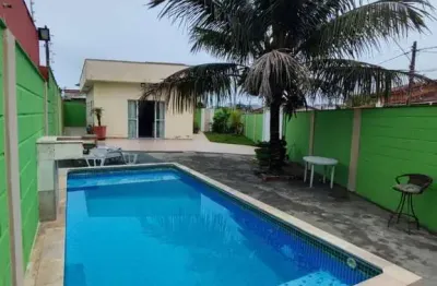 Casa 2 quartos 1 suíte com piscina e churrasqueira 500m mar  itanhaém sp