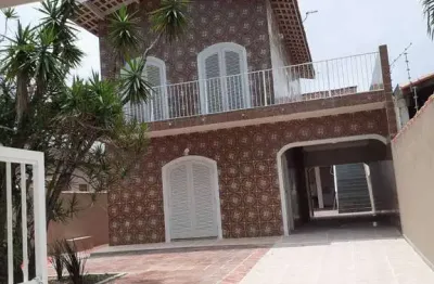 Oportunidade única: sobrado amplo a 250m do mar! 4 quartos -