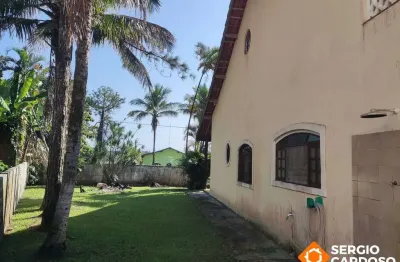 Casa com 4 quartos apenas 650m da praia! Amplo terreno de 770m² itanhaém/sp