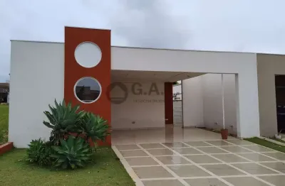 Locação de casa em condomínio de luxo em aracoiaba da serra-sp - 3 quartos, 1 suíte, 2 salas, 4 banheiros, 4 vagas, 149m².