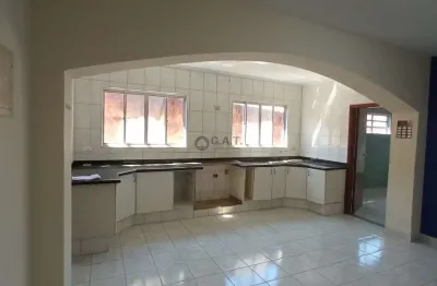 Chácara de luxo para locação no centro de capela do alto-sp: 4 quartos, 2 salas, 3 banheiros e 3 vagas de garagem!