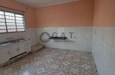 Casa para locação na vila jardini, sorocaba-sp: 1 quarto, 1 banheiro, 2 vagas de garagem!