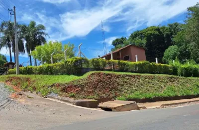 Chácara de Esquina à venda em Araçoiaba da Serra-SP, Região Central (2.406 m²): Amplo espaço, 4 quartos, 4 banheiros, Sala, 6 vagas, Pomar.