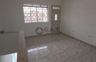 Aluguel de casa no Centro de Sorocaba-SP: 2 quartos, 1 sala, 1 banheiro. 95m² de área!