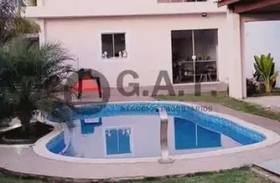 Chácara à venda em Votorantim-SP, bairro Capoavinha: 3 quartos, 1 suíte, 1 sala, 2 banheiros, 8 vagas, 211m² de área.