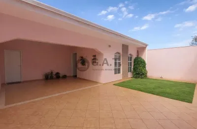 Casa à Venda em Sorocaba-SP: 4 Quartos, 2 Suítes, 2 Salas, 2 Banheiros, 4 Vagas, 250m² no Jardim Pires de Mello