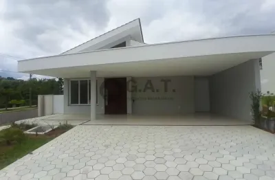 Aluguel de Casa em Condomínio em Aracoiaba da Serra-SP: 3 Quartos, 1 Suíte, 2 Vagas, 150m² no Condomínio Lago da Serra