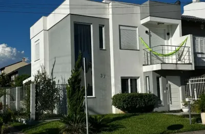 Maravilhosa casa em condomínio 3 dormitórios sendo uma suíte com sacada