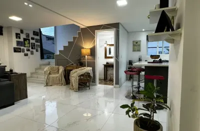 Maravilhosa casa em condomínio 3 dormitórios sendo uma suíte com sacada