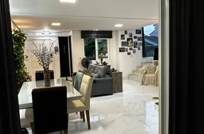 Maravilhosa casa em condomínio 3 dormitórios sendo uma suíte com sacada