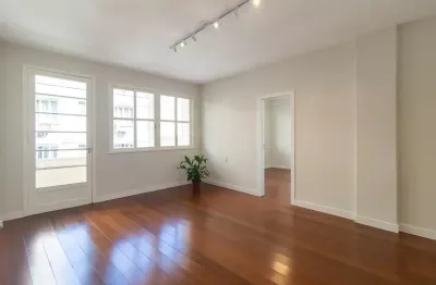 Apartamento com sacada, 3 dormitórios com suíte todo reformado