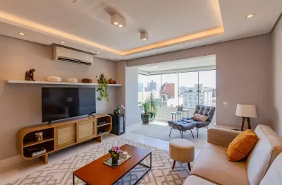 Maravilhoso apartamento de 3 dormitórios, sacada com churrasqueira no menino deus