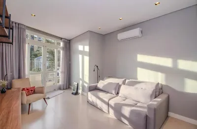 Maravilhoso apartamento no moinhos de dois dormitórios com suíte e sacada